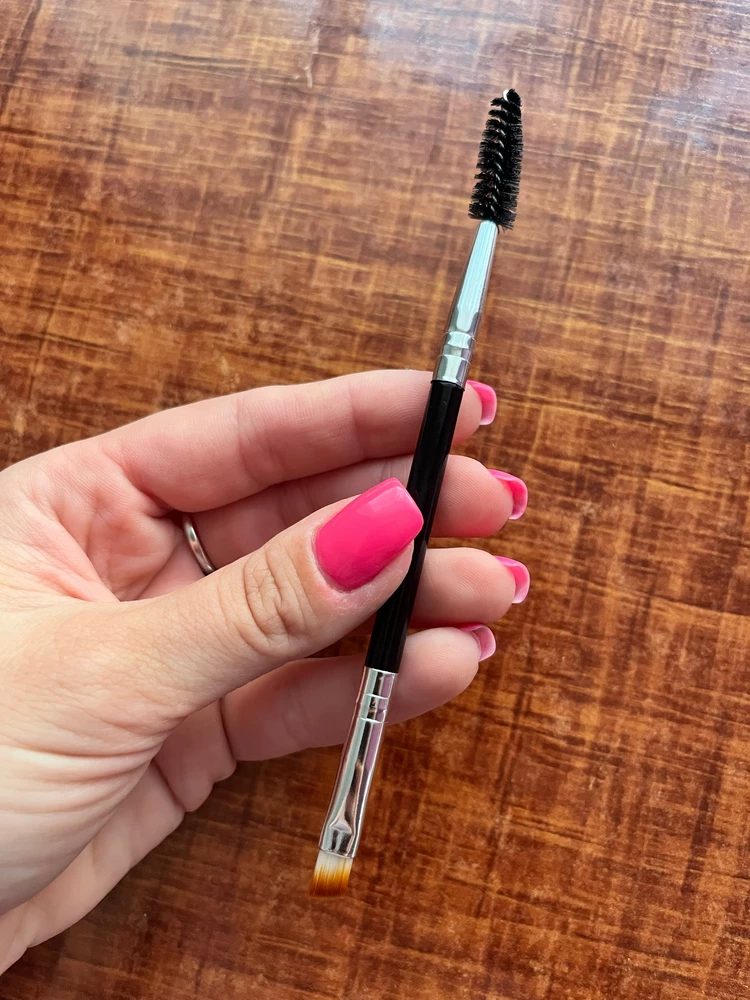 Доставили быстро. Щеточкой довольна , очень мягкие