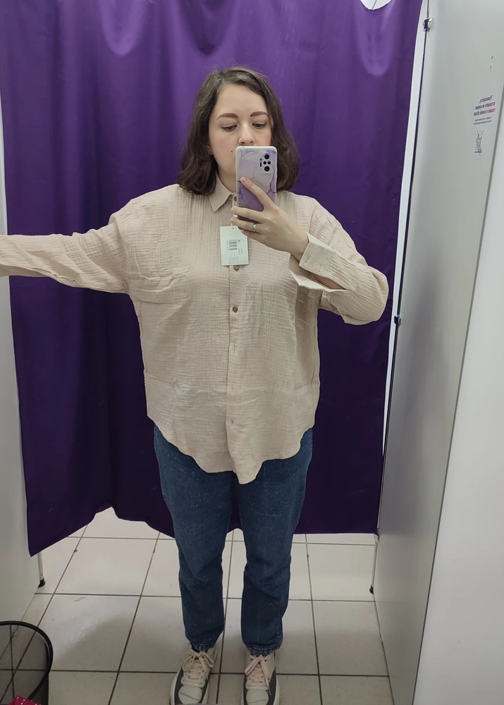 Неплохая рубашка, но на мой вкус и размер (ОГ96 ОТ80) широковата, поэтому отказ. Не очень аккуратно обработаны подгибы по низу. Приятный нейтральный бежевый цвет, средняя мягкость ткани.