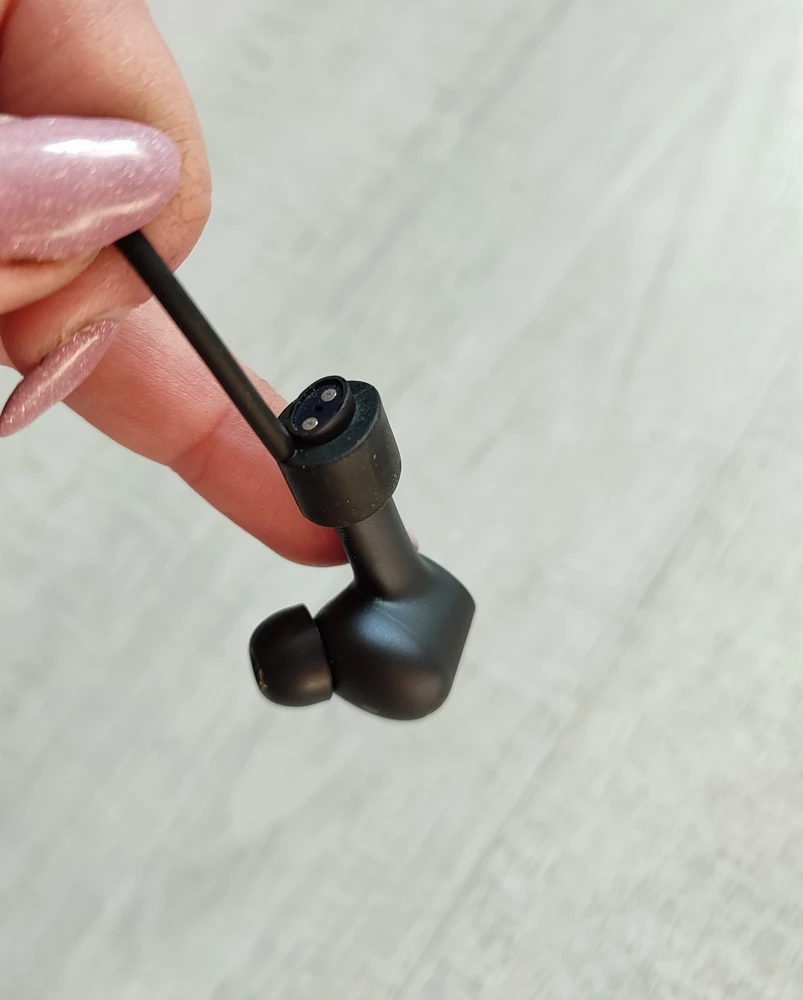 Отличный шнурочек, тактильно приятный, немного тянется. Подошёл на xiaomi mi earphones 2 как родной