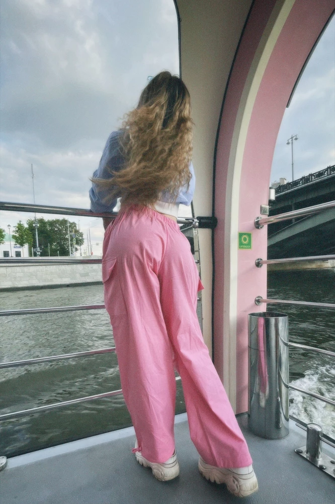 Очень редко оставляю отзывы, но тут прям не удержалась. Если вы любите широкие штаны, которые визуально делают бедра шире, подчеркивают попэ, да и в принципе легкие на весну/лето, то этот варик для вас. Единственный минус,  что пришлось перезаказыаать, так как цена на следующий день значительно уменьшилась, но я не буду за это занижать. В общем, рекомендую!