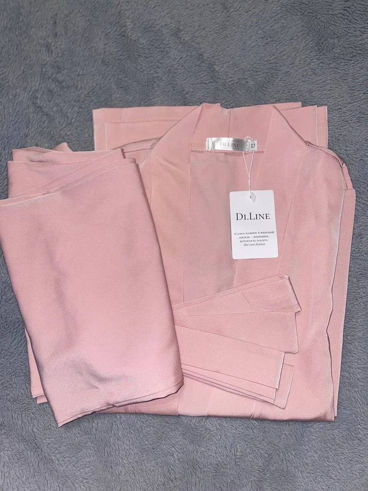 Костюм пришел быстро, качество вполне устроило, материал плотный, не дешевый
Смотрится очень красиво!