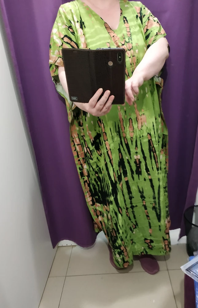 Платье легкое, свободное,размеру соответствует. Немного не понравилась расцветка,уж слишком зеленая,но для дома пойдет.