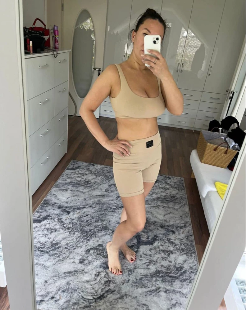 Я купила себе эти велосипедки для фитнеса и йоги и очень довольна своей покупкой! Они очень удобные и практичные - не скользят и не врезаются в кожу во время упражнений. К тому же, рубчик добавляет красивых деталей, делая их современными и стильными. Я также хотела отметить, что они очень хорошо подходят для всех типов фигуры - они приятно облегают и не растягиваются в неправильных местах. Я бы определенно порекомендовала эти велосипедки для тех, кто ищет практичную и стильную одежду для фитнеса и йоги.