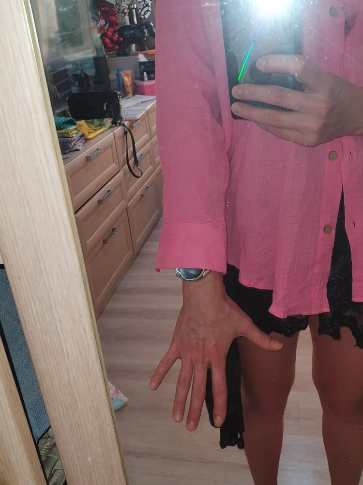 Пришла рубашка розовая, размер заказали L 50- 52.... рост модели на фото указан 170!   Пришла рубашка на каратышку!!!  Мой рост 169, размер 46-48   а она мне мало того что впритык так ещё и рукава короткие- 7/8!!!