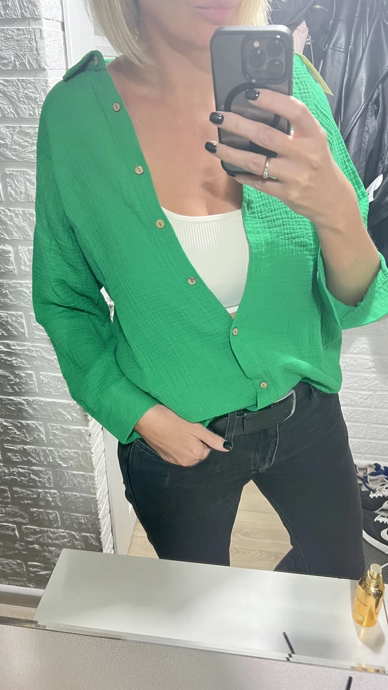 Рубашка огонь 🔥 цвет сочный, пуговички все пришиты аккуратно, муслин легкий пышный. По размеру все ок, я не низкая дама, рукава по длине хорошо. Рекомендую ✨