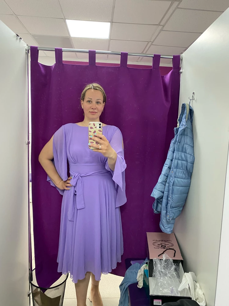 Потрясающей красоты! Все достоинства подчеркнуты, недостатки скрыты. Вживую цвет выглядит более пастельным. Село идеально, покупалось в качестве платья для подружки невесты. Качественно сшито, летящая нежная ткань, приятная к телу. Оно простое, но с изюминкой. Уместно будет использовать для похода в театр, ресторан. Очень удачная модель! Не терпится его надеть! Спасибо большое!