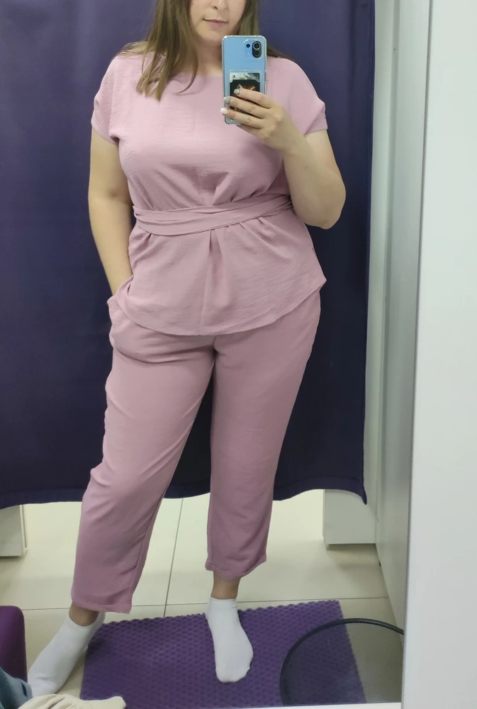 Костюм, прикольный. Но, как писали ранее, на стройных. У кого большая 🍑 и живот не пойдёт. Он тоненький, лёгкий, на лето будет класс. Мой рост 171, как видите, брюки не короткие