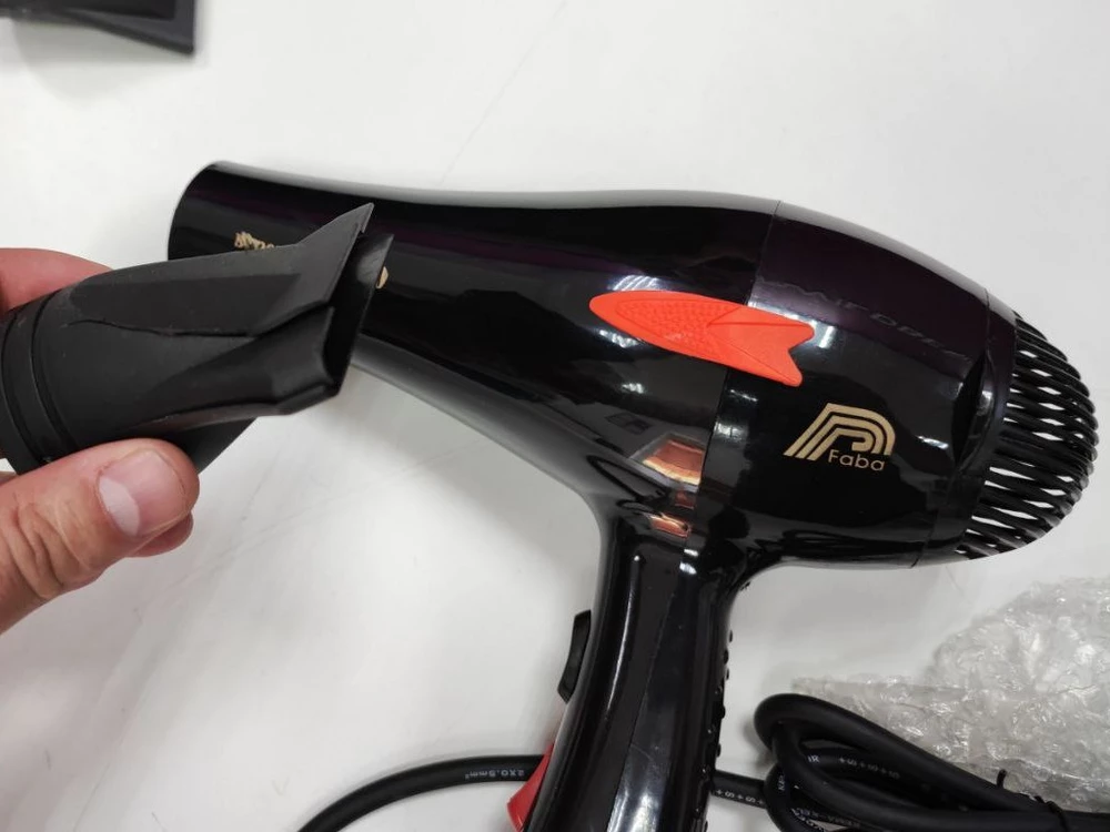 Первый раз столкнулась с таким на вэлберис. Фен пришёл весь поцарапанный, как будто уже после использования. Коробка вся помята, насадка треснута. Когда пришли забирать, сотрудник сразу нам сказала, что фен с браком. За обратную доставку 300 р с меня сняли, просто ни за что. Даже с тем, что сотрудник указала сразу, что товар уже пришёл с браком и сделала фото.