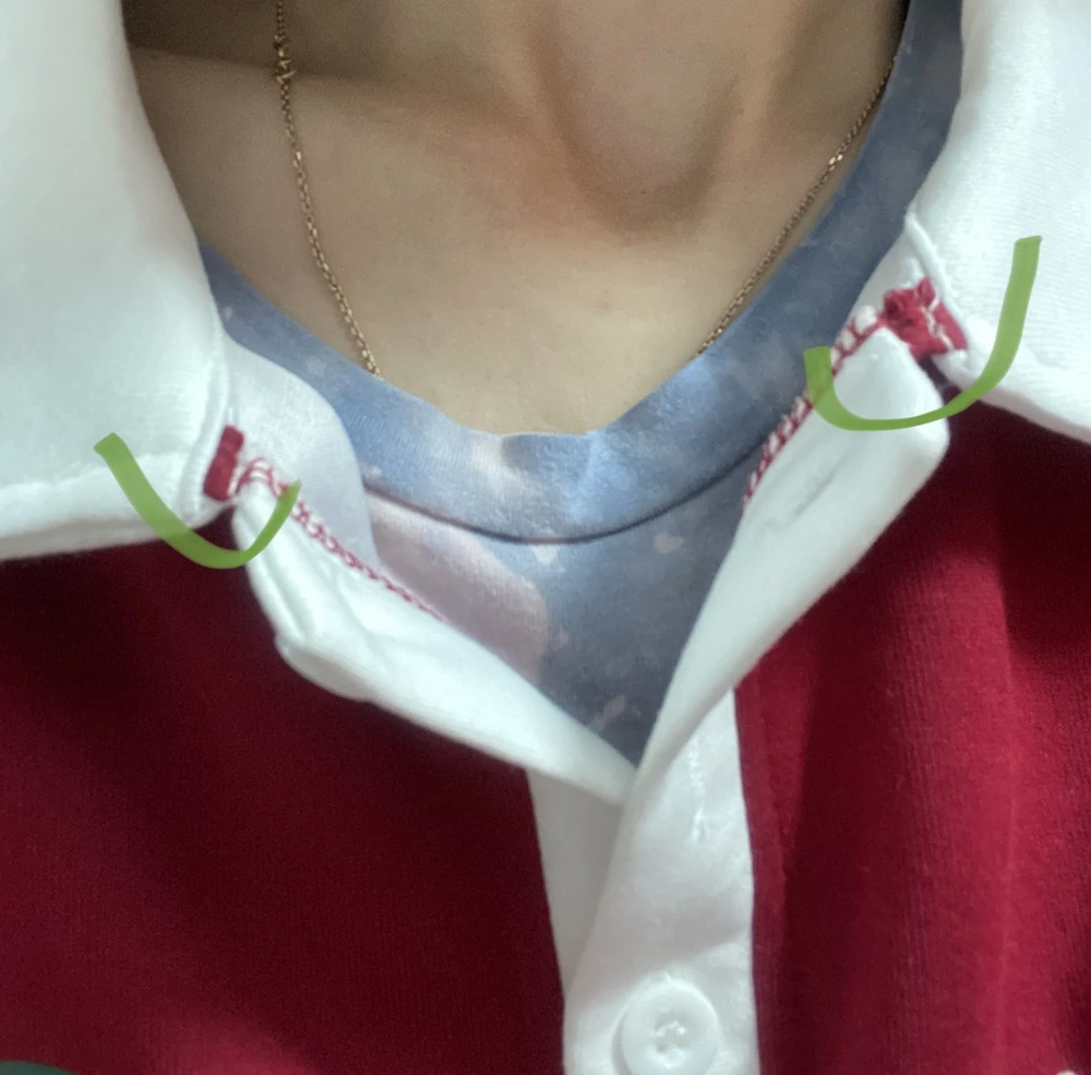 Кофта стильная, выкупила ее, но возможно не стоит своих денег, воротничок пришит на разных расстояниях. И цвет скорее бордовый. Мне показалось, Не сильная синтетика, как некоторые пишут.