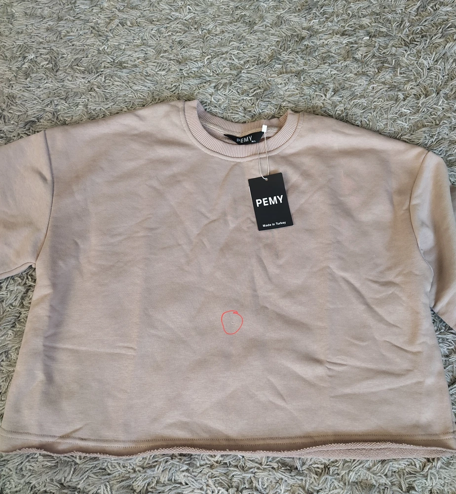 Кофта очень понравилась,но к сожалению возврат,затяжка на самом видном месте,с затяжками вещи я не ношу,перезаказываю уже в третий раз,надеюсь когда нибудь придёт без брака ,пока звезду не снимаю.