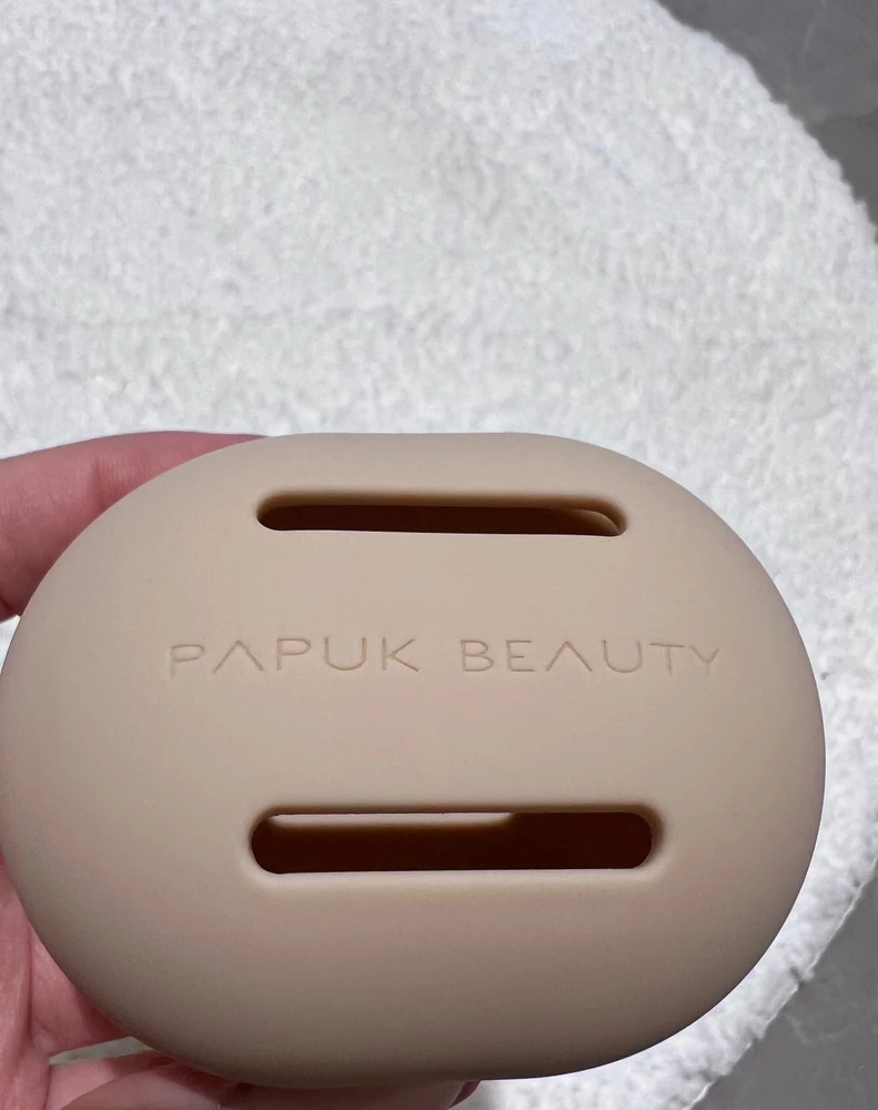 У меня уже есть спонж Papuk beauty я слежу за брендом в инстаграмм и давно ждала чехол для спонжа. Наконец-то он пришел 😍
В него помещается и влажный спонж, который в 2 раза больше и сухой. 
Я очень люблю, когда все стильно и со вкусом и для меня обязательно высокое качество. Здесь и то и другое. Даже не верится, что в России делают такую роскошь