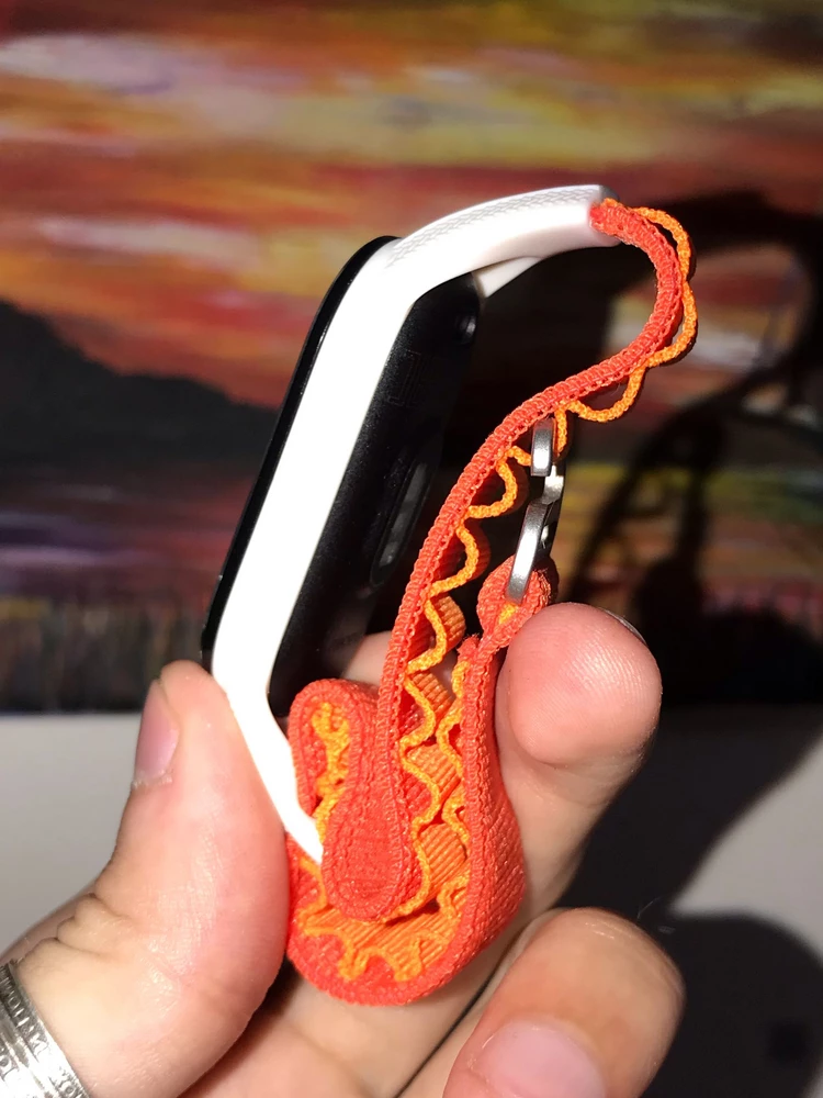 Ремешок подошёл к miband 7 без всяких подкладок. Изначально по размеру показалось, что будет маловат для капсулы, когда вставил её, казаться не перестало. Не знаю, с какой магией был сделан ремешок, но через какое-то время капсула сидела в нём как влитая. Материалы качественные, ремешок удобно сидит на руке, тактильно приятен.