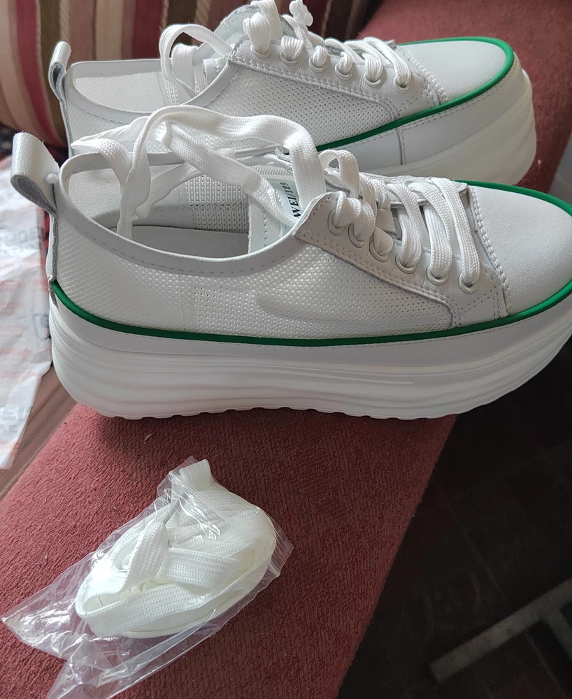 Отличные летние кроссовки, но прислали 2е шнурки белого цвета, а не зелёного. Обидно, но звезду снимать не буду, качество хорошее