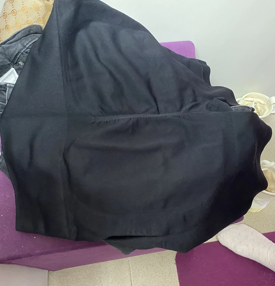 Резинка не очень плотная на поясе. Резинка на попе (та что для пушапа) то ли растянута, то ли изначально такая, но функцию свою не выполняет совершенно-ни о какой сборочке и речи не идет.