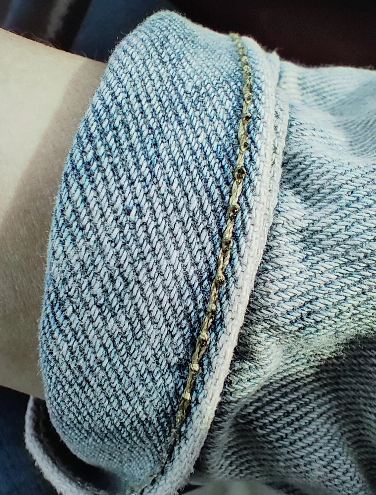 В целом хорошая джинсовка ,но мне попалась с небольшим дефектом, изнутри шов на рукаве царапает
