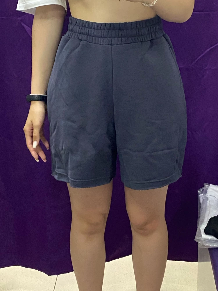 Очень крутые шорты!правда внизу нет торчащих ниток как на фото,но думаю потом появятся боялась заказывать из за того что мало отзывов но оказались очень крутыми