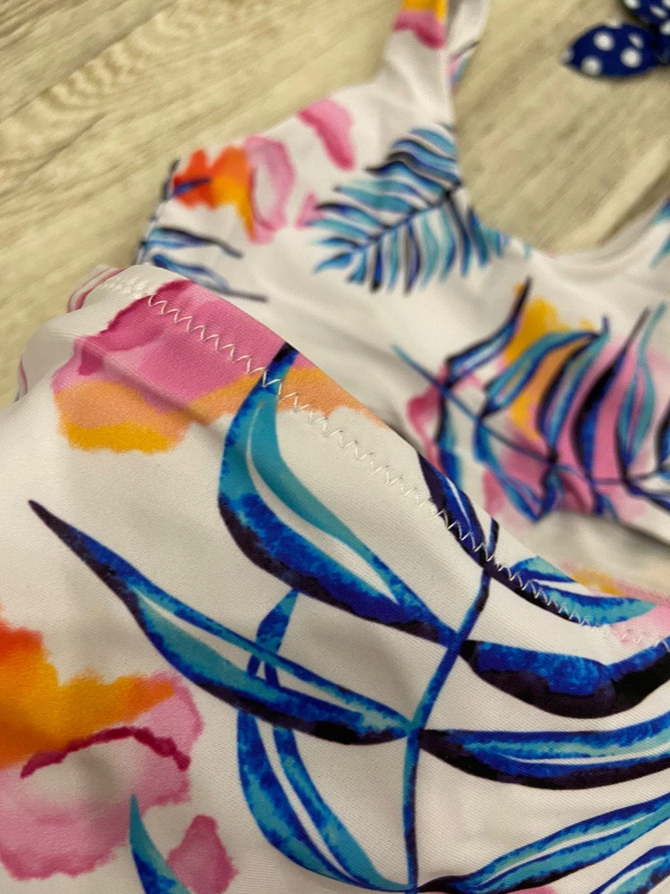 Красивый яркий купальник. Сшит отлично, доча сказала очень удобный. На наш рост 134 взяли размер 140.