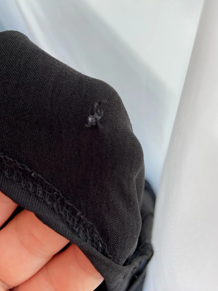 Сарафан понравился тем, что скрывает недостатки фигуры, но к сожалению заметила зашитую дырку, только спустя неделю покупок, это как так, брак? Или кто то носил , зашил и сдал обратно?