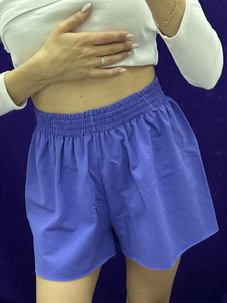 Шорты 🔥 давно таких удобных и приятных шорт не мерила)) то ли юбка, то ли шорты)) одно НО! Заказала 42 размер (талия 65), они ооочень хорошо тянутся в талии! Еще пол меня влезет) но я оставила, цвет потрясающий! вот думаю другой цвет 40 размера заказать)