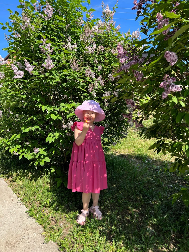 Платье отличное👍🏻 но, очень узкое, надевать очень не удобно ребенку , сделали бы замочек или пуговки сзади 😉 на рост ребенка 116 см, платье купили 128 размера и оно как раз.