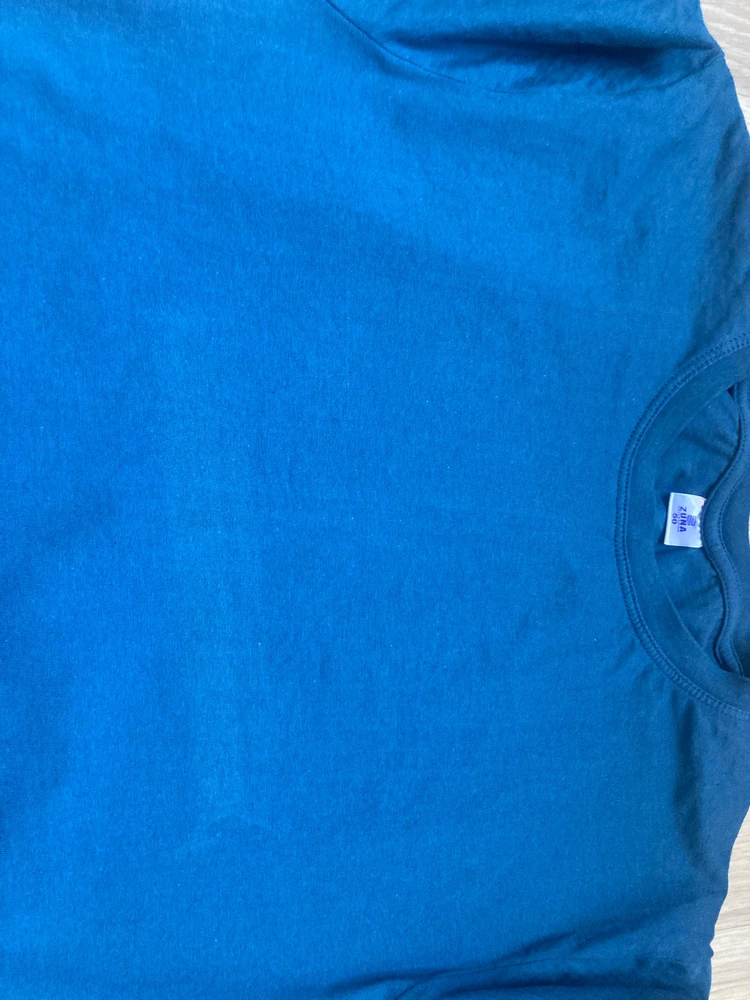 Брак цвета. В пункте выдачи это заметила ,но думала слежалось так просто . После стирки ситуация не изменилась .