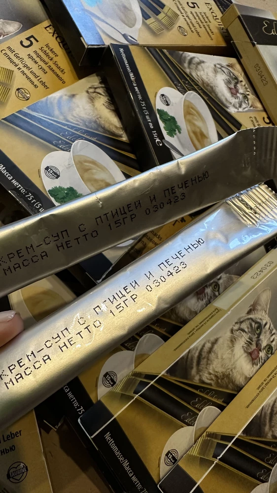 Так была рада, когда увидела эти супчики снова в продаже, не раздумывая заказала такое количество, а кот даже не притронулся, хотя прежние очень любил. Упаковка самого пакетика изменилась, возможно изменили и состав. Очень жаль, и что с этим добром теперь делать.