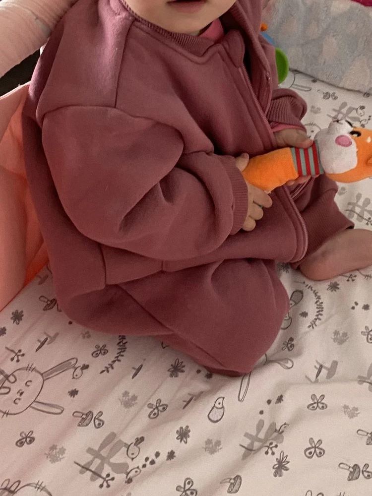 Хотела без капюшона и цвет красивый. После стирки цвет не изменился начес не стал катышками, есть только некачественный прокопа на рукаве. Видела в пункте, но все равно забрала. Мы ростом 75  ноги норм, рукава в 2 раза аж  загнули , по ширине конечно очень широкий, даже если такой фасон )) в целом, осталась довольна