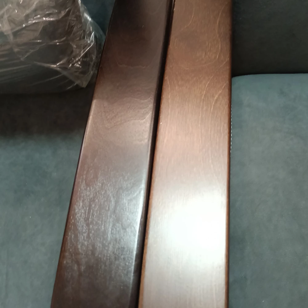 Кресла прислали с разными по цвету подлокотниками