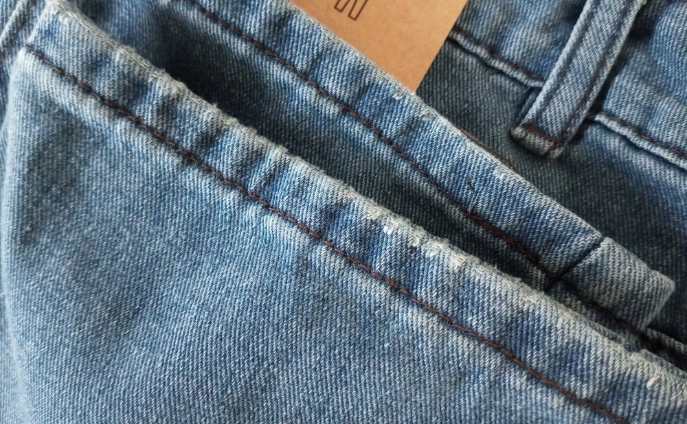 Хорошие джинсы, на рост 178 размер 36 подошли идеально.Единственное, внизу штанин потёртости.