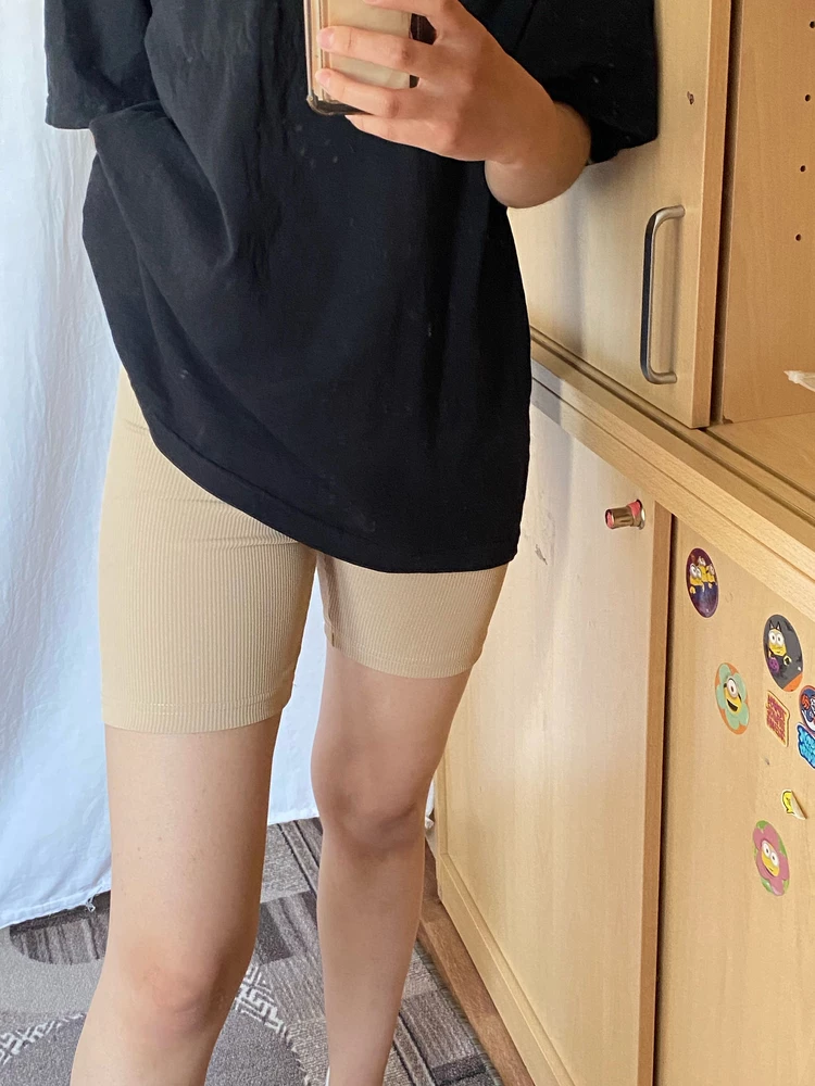 Велосипедки подошли идеально. Ткань приятна к телу,мягкий на ощуп, на высокой посадке,подчёркивает фигуру👍 С размером не прогадала)) Подходит для фитнеса,для прогулки или можно и дома носить. Заказом довольна))