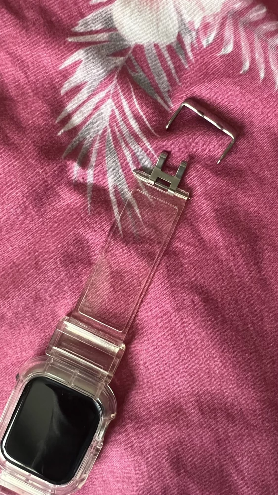 Первый ремешок пришел бракованный, сделала возврат по браку. Перезаказала и вот пришел идеальный, но через две недели ежедневной носки ремешок сломался(