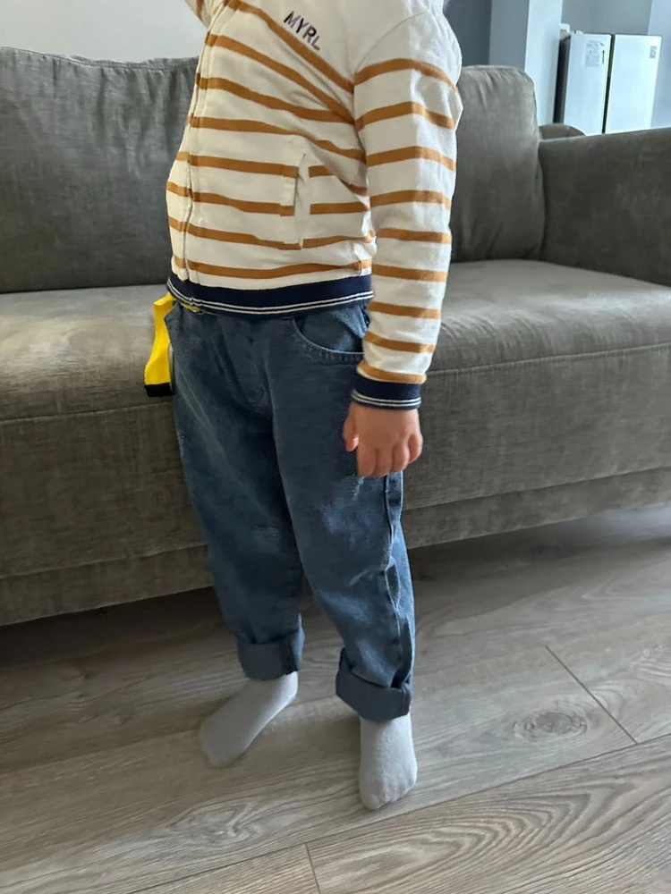 Джинсики 🔥!!! Сыну 4 года, рост 104 см, почитала отзывы, что маломерят и заказала джинсы на 5 лет-сели классно, подвернули длину. Сыну очень понравились.