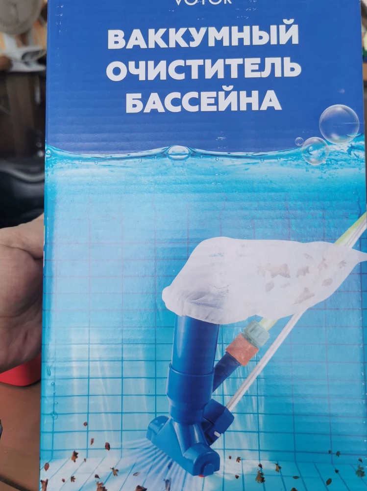 Продавец недобросовестный. На картинке нарисован шланг, в комплектации его нет. В описание не написано, что отдельно надо докупать что то. Как так.