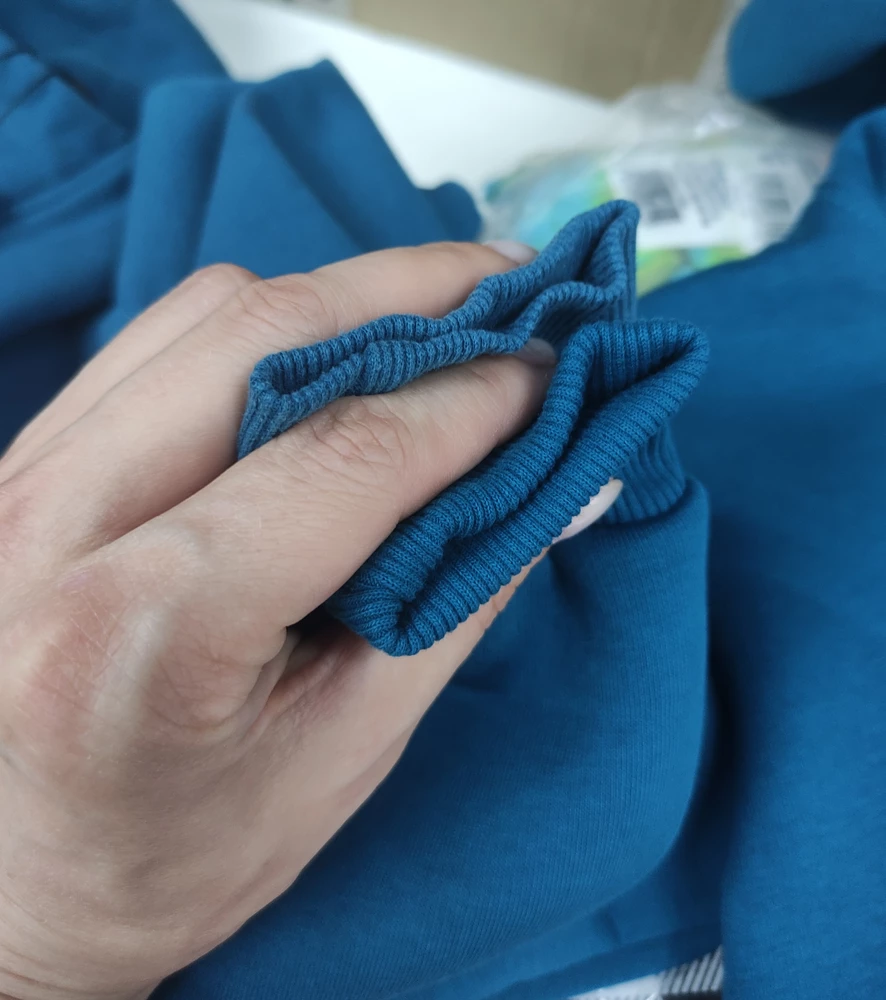 Покупала в точности такой же костюм в феврале 2022 года - он был супер качества, яркий, плотный, хорошие манжеты на рукавах и по низу толстовки. Решила заказать его же сейчас - качество такое, будто его очень долго носили. Бирка на месте. Манжеты тонкие и отличаются по цвету от толстовки, сама толстовка более тонкая и выцветшего, меланжевого цвета, при этом не закатанная внутри, значит она такая и есть в новом состоянии. 
На фото манжет, какой был на старой толстовке (ниже) и новой (выше). Разница налицо((
Уважаемый производитель, хочу купить этот костюм в хорошем качестве, какое оно было ранее. Скажите, как это сделать?