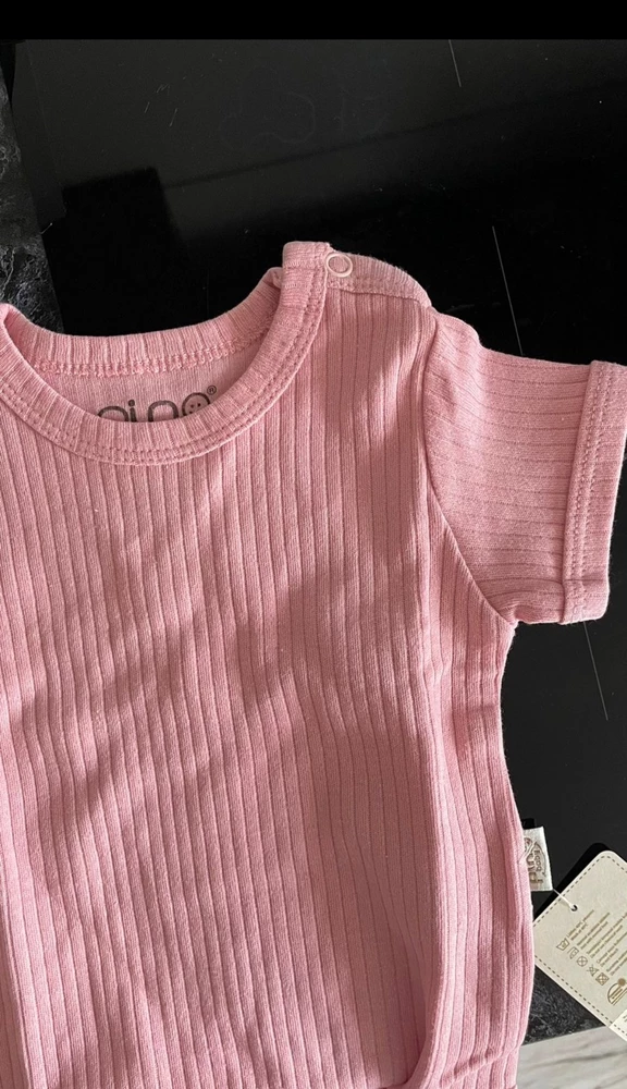 Очень красивый боди, цвет гораздо крисивее в жизни, чем на фото. Самое главное мягкий, не натирает малышке нигде