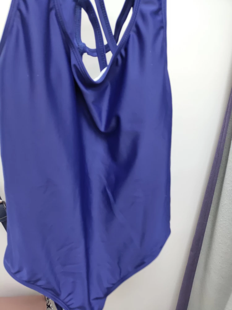 Не соответствует фото , как и во всех отзывах пишут , приходит синий купальник вместо заявленного на фото .