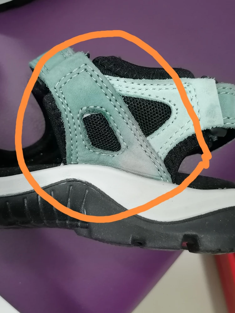 Сандали бывшие в употреблении, постиранные Никакой коробки, никаких этикеток Что, чьё это-непонятно. Противно