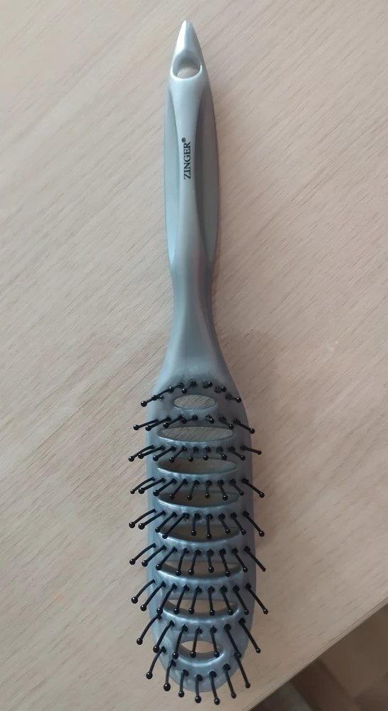 Понравилась, волосы расчесывает хорошо! В руке держать удобно. В сушке ещё не использовала. По качеству хорошая. Рекомендую 👍