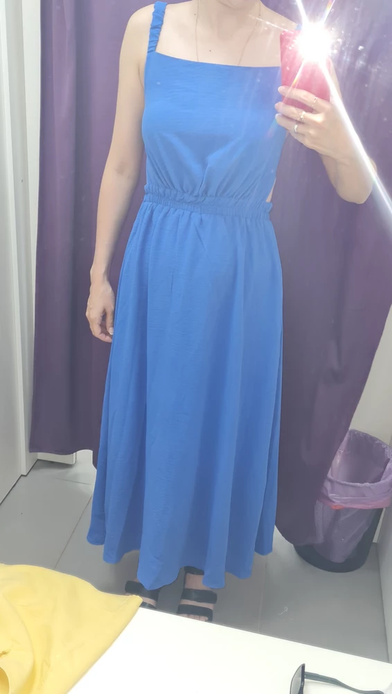 На мне совсем не сидит. Не понятно то ли на талии, то ли под грудью должна быть резинка. Мне ни туда, ни сюда не удобно. В. Мои ОГ 90, мне в груди передавливает и не красиво торчит. Цвет не такой яркий ( не королевский синий) как на картинке, в жизни голубой и это тоже разочаровало.