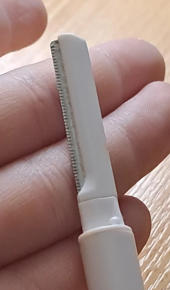 Это незаменимая вещь! Раньше я выщипывала брови,я сейчас их очень удобно и быстро удалять. БЕЗБОЛЕЗНЕННО!