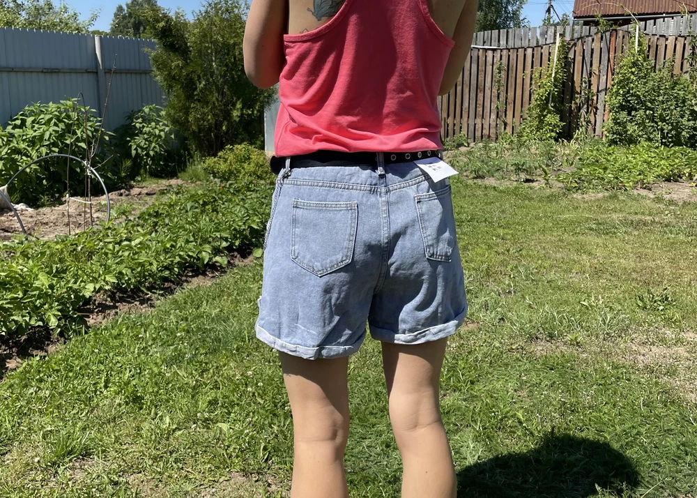 Люблю посвободнее, заказала 46 на свой 44, лёгкая джинса на лето, удобные! Молния туговата, наверно разработается.