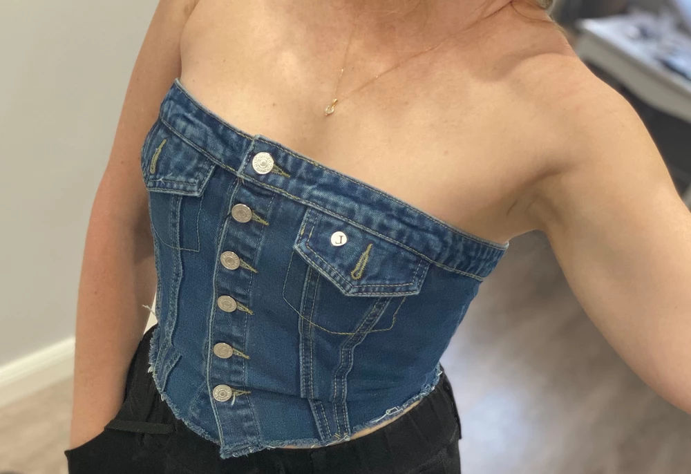 Я в восторге!!!! Давно так не радовали покупки… Упаковка аккуратная, товар уже в пакете произвел впечатление 👍. Швы ровные, сидит на фигуре отлично, на спине резинка, очень комфортно! Топ для тех, кто любит себя и красивую одежду.