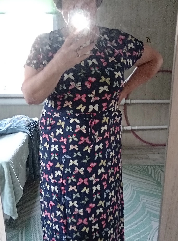 Отличное платье. Стройнит. Расцветка весёлая, летняя. Ткань дышащая. Рекомендую к покупке