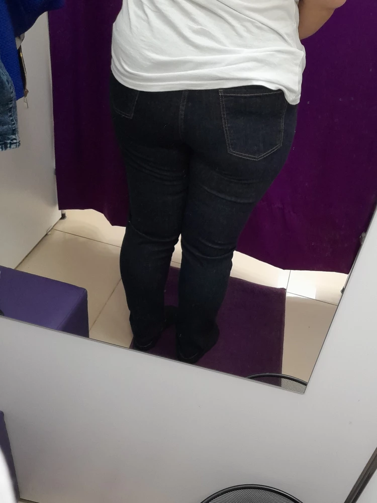 Джинсы супер. Турция. На бедра 114 и талию 94 заказала 38 размер. Оказался большой. Тянутся отлично. Большой и в талии и в бедрах. Подумала если ещё и растянутся после носки будут слетать. 😀. Перезаказала на 36 размер. Думаю будет отлично. Вообще рекомендую к покупке. Качество у них на 5+. Очень понравились. Только карманы маленькие и руки немного красят. Но думаю после стирки будет нормально. Главное запаха нет. Буду ждать меньший размер. Уже заказала. Спасибо
