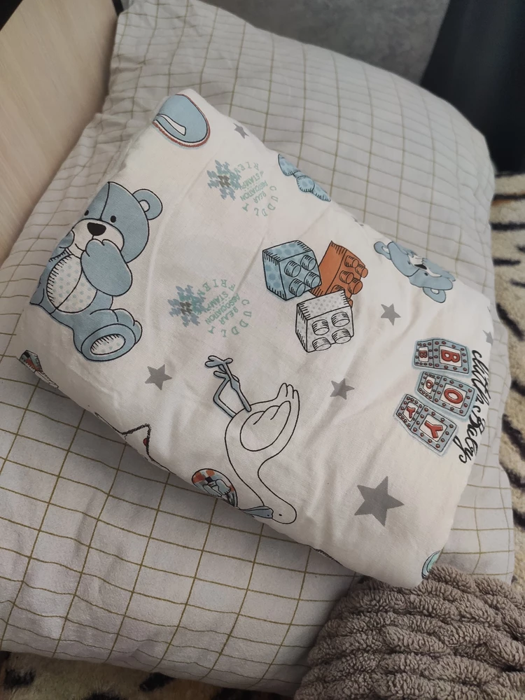 Отличная подушка,при кормлении голова ребенка не потеет,очень удобно