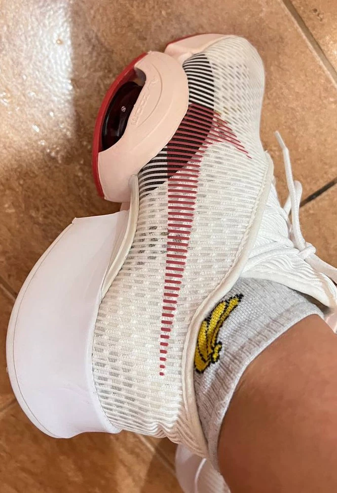 Кросы - пушка, очень удобные и крутые. Приехали правда чуть с грязной подошвой, но незначительно, претензий к продавцу нет. Спасибо за оригинальный товар.