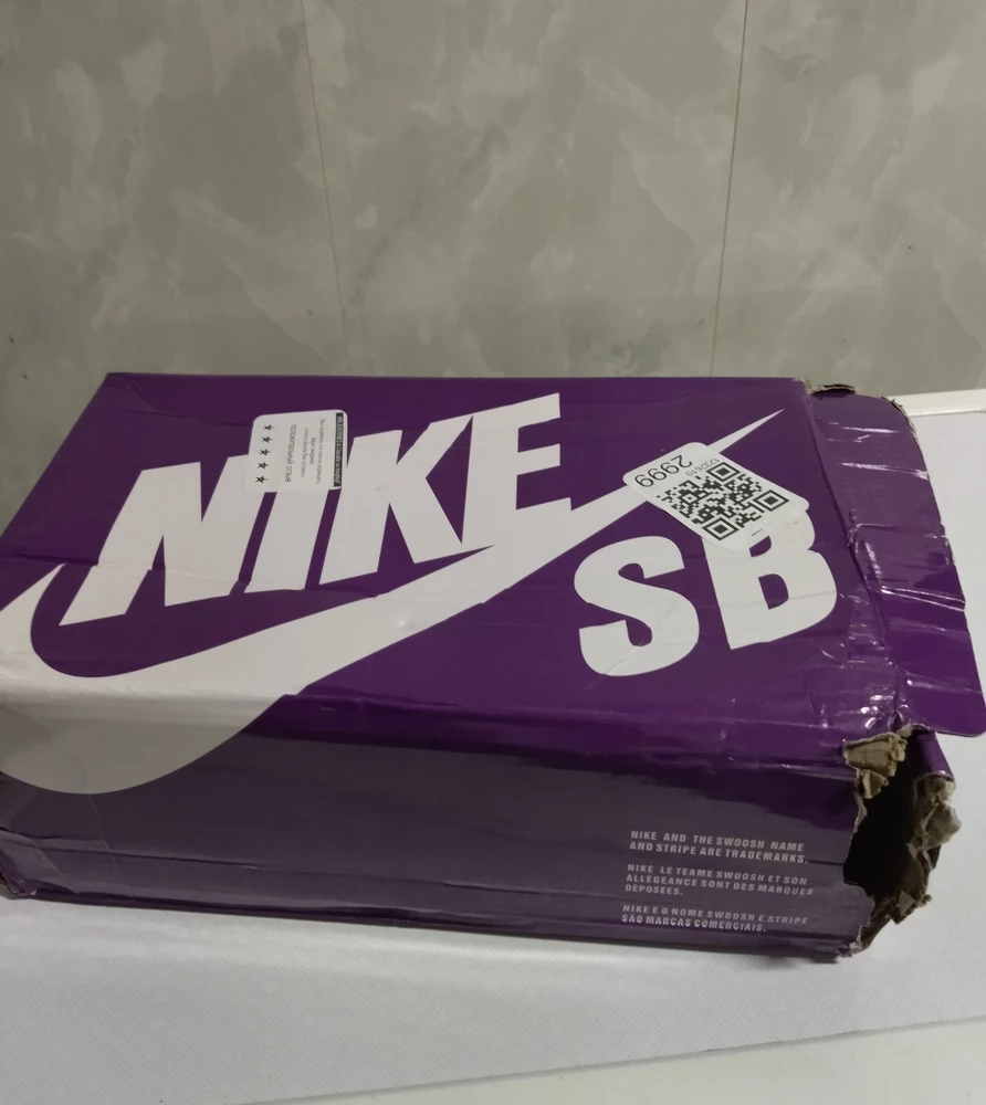 Кроссовки сами нормальные, размер соответствует, но вот доставка ужас. Коробка вся рваная, перетянута двумя резинками 🤦♀️ ну естественно и подарка там ни какого нет☹️