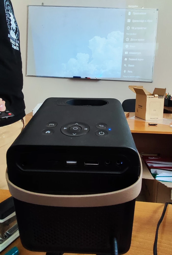 Очень сложно подключить к телефону или ноутбуку по вайфай или блютуз. Мы так и не разобрались. Невозможно подключить через hdmi, поэтому нельзя использовать как экран монитора. Не поддерживает pdf, word, excel, power point, пробовала разные приложения. Не получилось открыть документы. Собиралась использовать в офисе, деньги на ветер.