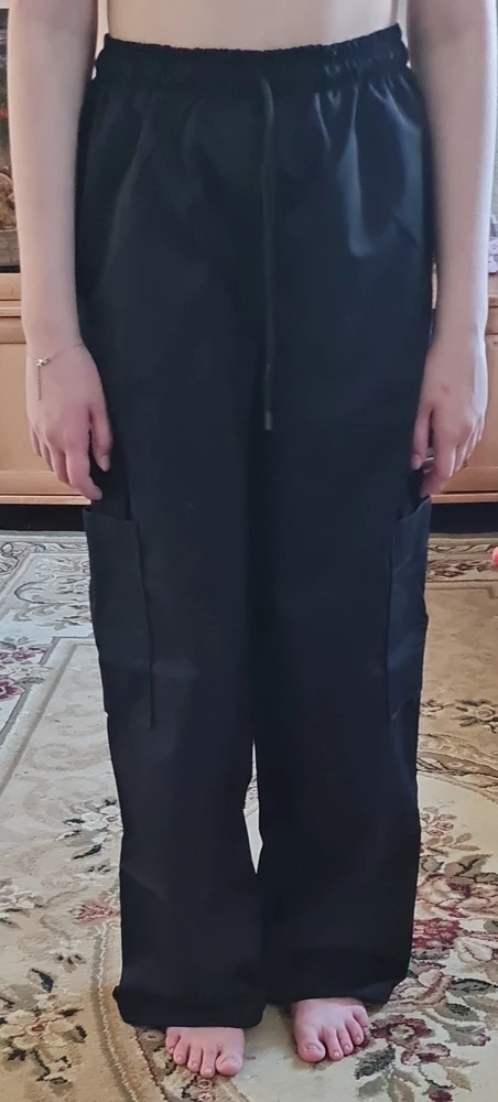 Качество хорошее,не знаю,как будет после стирки,конечно. Ни одна нитка нигде не торчит,материал добротный. А,вот,с размером как брала: ребенок 12 лет,одежду берем на 156 см или размер S. Взяла 40-42,сели идеально,хотя производственные замеры ОТ и бедер,соответствуют на размер больше. Вообщем,возвращать не пришлось,ребенок доволен.