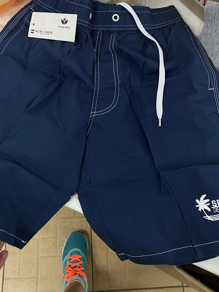 Во первый темнее чем на фото,пошиты ужасно ,нитки кругом торчат ,жуткая синтетика